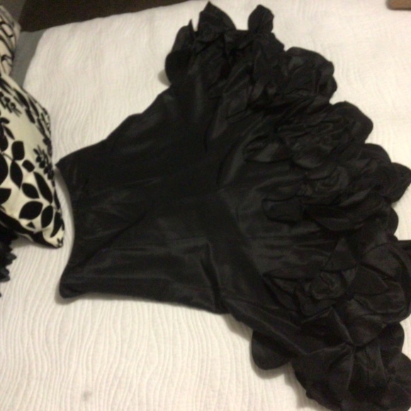 Size 4 Ricki Freeman Teri Jon 100% cream silk jacket and100% black silk skirt - Picture 5 of 5